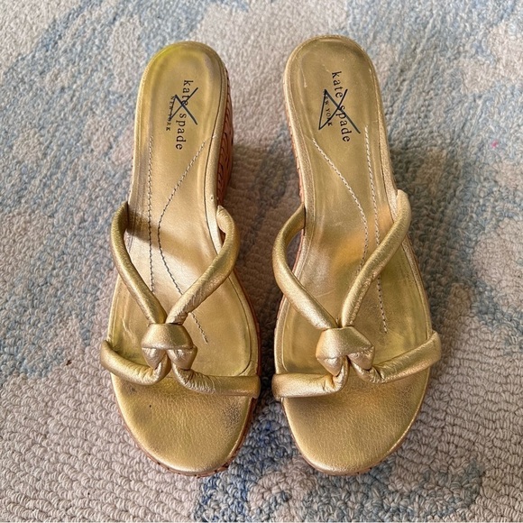 KATE SPADE METALLIC GOLD SOFT KNOT PLATFORM BAMBOO WEDGE SANDALS SZ 7 - Picture 2 of 11